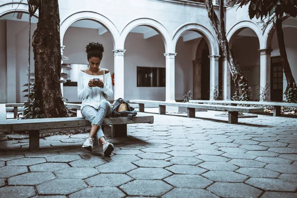 Szeroki Kąt Widzenia Zamyślony Ładny Afro Amerykańskich Kobiet Student Który — Zdjęcie stockowe