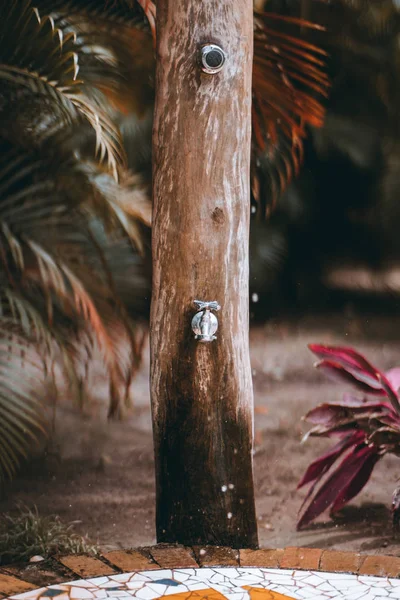 Colorful Wooden Pole Shower Outdoors Resort Splashes Water Two Water — Stockfoto