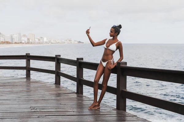 Charmiga Unga Brasilianska Kvinnliga Poserar För Selfie Framför Havet Horisonten — Stockfoto