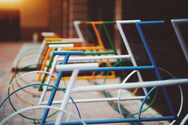 Görünüm birden çok varicolored metalik Bisiklet şeklinde boş otoparklar Bisiklet açık havada bir binanın duvarının yakınında