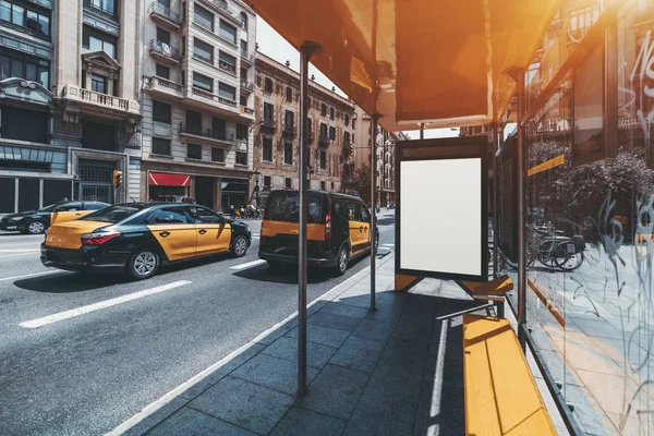 Bushaltestelle Städtischen Umgebungen Mit Weißen Werbebanner Attrappen Ein Leerer Plakatständer — Stockfoto