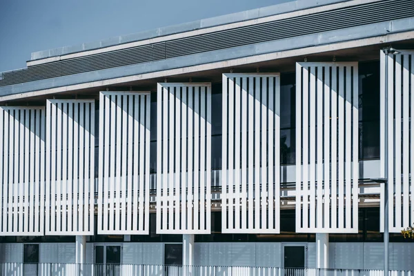 Фронтальний Вид Абстрактний Білий Сучасний Будівельний Фасад Смугастими Металевими Вертикальними — стокове фото