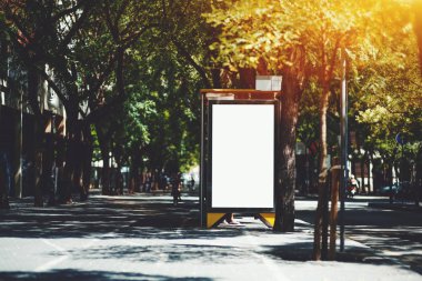 Soldaki kaldırım ile dikey boş billboard yer tutucu şablon şehir otobüs durağı; boş reklam afiş mock-up kentsel ayarlarında; sokakta beyaz boş bilgilendirici tabela