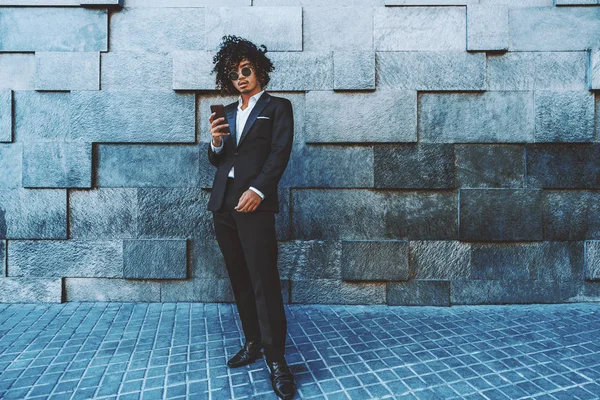 Ragazzo Asiatico Elegante Abito Formale Con Capelli Ricci Afro Piedi — Foto Stock