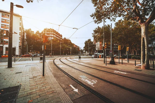 Weitwinkelaufnahme Einer Städtischen Herbststraße Mit Rechts Abbiegenden Straßenbahnen Mehreren Autos — Stockfoto