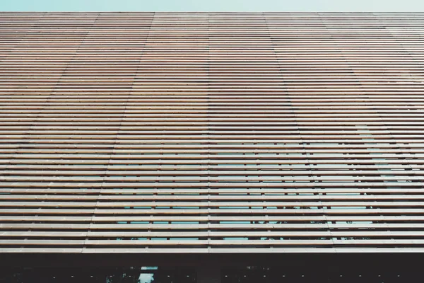Fasada Budynku Wykonane Wielu Listwy Drewna Równolegle Paskiem Teal Niebo — Zdjęcie stockowe
