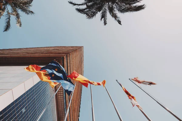 Vista Panorámica Seis Banderas Ondeando Los Asta Bandera Junto Fachada —  Fotos de Stock