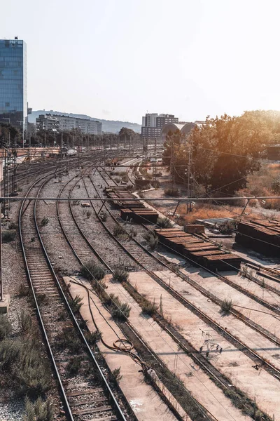 Weitwinkelblick Von Oben Auf Mehrere Bahn Gleise Unweit Eines Betriebshofes — Stockfoto