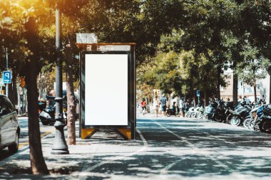 Sağdaki kaldırım ile boş billboard yer tutucu şablon şehir otobüs durağı; motorlu bisikletler ile road yakınındaki boş reklam afiş mock-up; sokakta beyaz boş bilgilendirici tabela