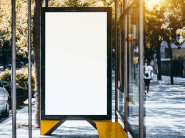 Boş billboard yer tutucu şablonun içinde şehir otobüs durağına yakın çekim görünümü; boş reklam afiş mock-up road yakınındaki; sokakta beyaz boş bilgilendirici tabela