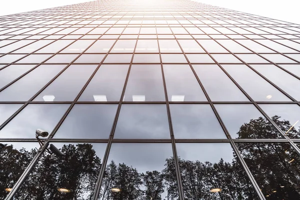 Vista Partir Fundo Uma Fachada Vidro Reflexivo Arranha Céu Escritório — Fotografia de Stock