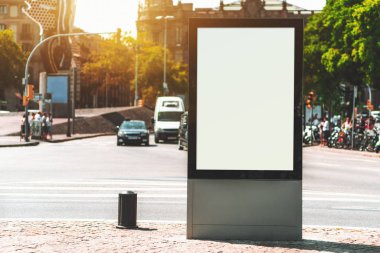 Açık boş bilgi yönetim kurulu yer tutucu işlek bir yol ile; beyaz boş şehir billboard mockup; dikey boş reklam banner şablon arkasında yol geçiş ile kaldırımda