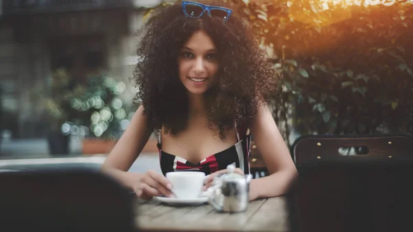 Menina Bonito Alegre Óculos Sol Está Sentado Mesa Café Rua — Fotografia de Stock