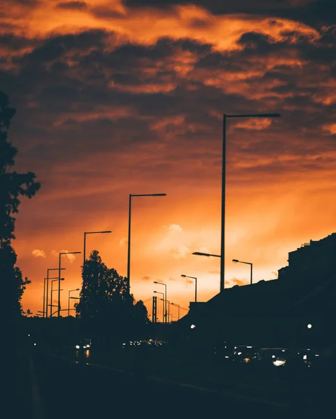 Pôr Sol Laranja Deslumbrante Com Silhuetas Luzes Rua Casas Vários — Fotografia de Stock