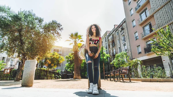 Vue Grand Angle Une Jeune Femme Caucasienne Joyeuse Bouclée Appuyée — Photo