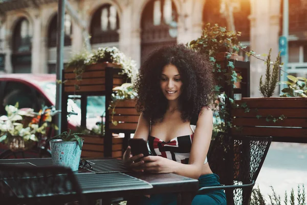 Una Hermosa Hembra Caucásica Feliz Con Pelo Rizado Voluminoso Está — Foto de Stock