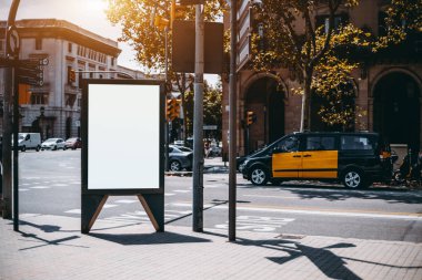Açık boş bilgi yönetim kurulu yer tutucu bir yol ve taksi araba ile; beyaz boş şehir billboard mockup; dikey boş reklam banner şablon ile kavşak kaldırımda