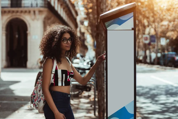 Retrato Jovem Hipster Encaracolado Pagando Medidor Tempo Estacionamento Quiosque Eletrônico — Fotografia de Stock