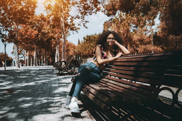 Uma Jovem Mulher Caucasiana Encantadora Óculos Com Cabelo Encaracolado Volumoso — Fotografia de Stock