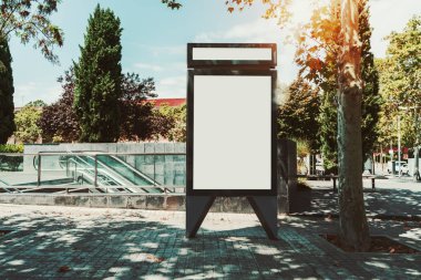 Bir dikey yer tutucu boş pano şablonu Metro girişi ile sokakta; boş reklam afiş mockup bir Avrupa şehri Park