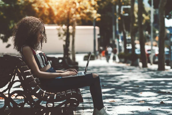 Una Encantadora Freelancer Concentrada Está Sentada Banco Madera Parque Usando — Foto de Stock