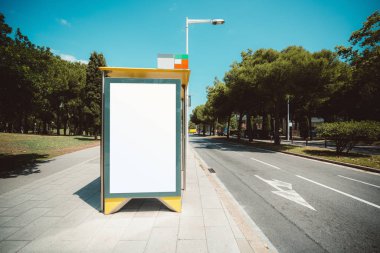Soldaki kaldırım ile boş billboard yer tutucu şablon şehir otobüs durağı; boş reklam afiş mock-up kentsel ayarlarında; road yakınındaki beyaz boş bilgilendirici tabela