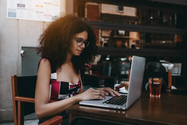 Joven Hermosa Freelancer Chica Gafas Con Pelo Rizado Voluminoso Está — Foto de Stock