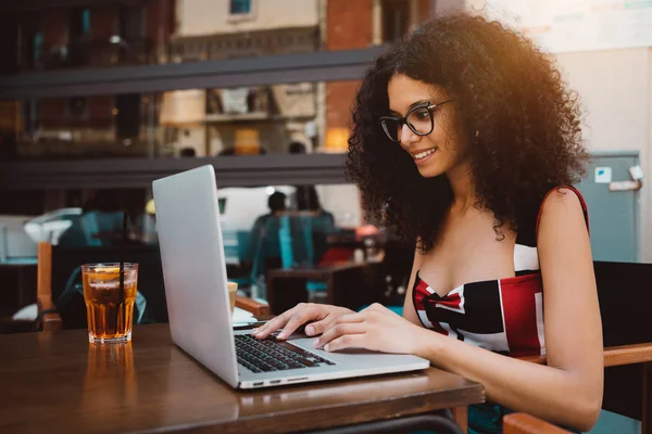 Lindo Hipster Rizado Freelancer Femenino Bar Calle Con Spritz Cóctel — Foto de Stock