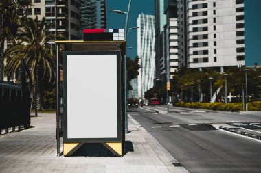 Yolun sağ ile boş billboard yer tutucu şablon üzerinde otobüs durağı; boş reklam afiş mock-up kentsel ayarlarında; otoyolu yakınında beyaz boş bilgilendirici tabela