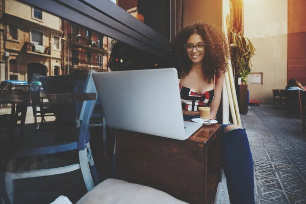 Joven Empresaria Con Pelo Rizado Afro Anteojos Almorzando Aire Libre — Foto de Stock