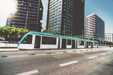Modern beyaz bir geniş açı görünümünü ve Barcelona; street tramvayda deniz mavisi çağdaş beş araba tramvay karayolu ile Konut binaları önünde durmak ön planda yapar.