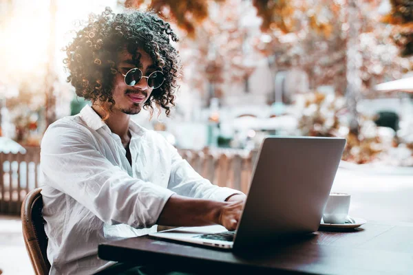 Ein Fröhlicher Asiatischer Lockenkopf Mit Sonnenbrille Und Weißem Hemd Plaudert — Stockfoto