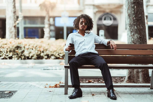 Joven Relajado Asiático Rizado Está Relajando Aire Libre Banco Del — Foto de Stock