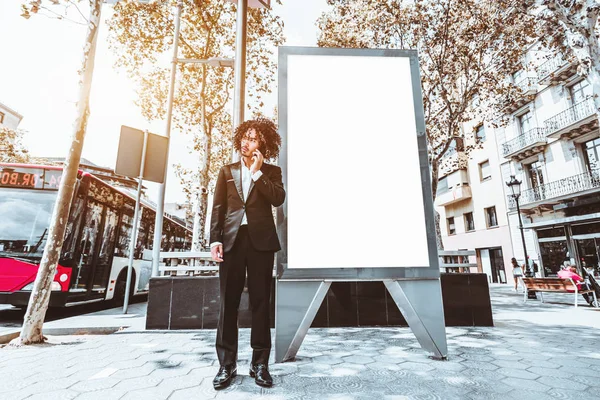 Vista Grandangolare Uomo Riccio Fantasia Abito Lavoro Che Parla Sullo — Foto Stock