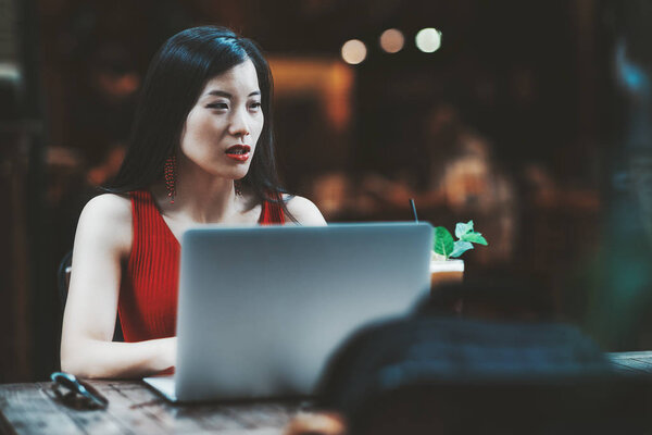 Portrait Confident Young Asian Businesswoman Having Business Meeting Talking Colleague — Stock Photo, Image