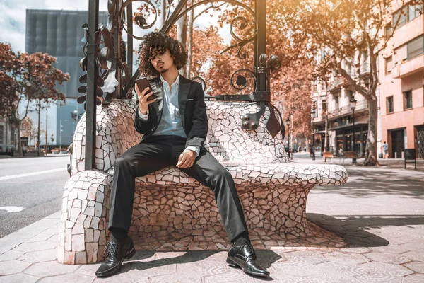Arogantní Asijské Vousáč Kudrnatými Vlasy Obleku Používá Svůj Smartphone Vidět — Stock fotografie