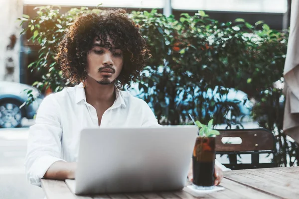 Een Knappe Krullend Zakenman Met Behulp Van Zijn Laptop Zittend — Stockfoto