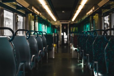 İç koltuk boş çok yönlü satırlarla Merkezi'nden önalan ile bir bulanık yol açın kapıyı arabayı sonundaki tarih seçici odak bir banliyö Avrupa tren, görüntüleme