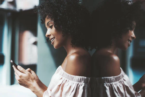 Μια Σταγόνα Νεκρός Πανέμορφο Αφροαμερικανός Κοριτσάκι Ένα Μεσαίου Σγουρά Μαλλιά — Φωτογραφία Αρχείου