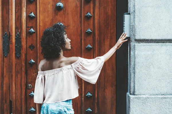 Boční Pohled Oslňující Afričan Americká Dívka Kudrnatými Vlasy Afro Který — Stock fotografie