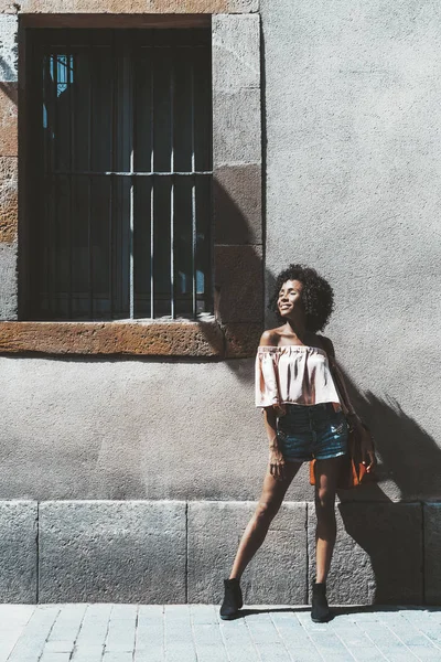 Vertical Shot Young African American Woman Curly Afro Hair Looking — Stock Photo, Image