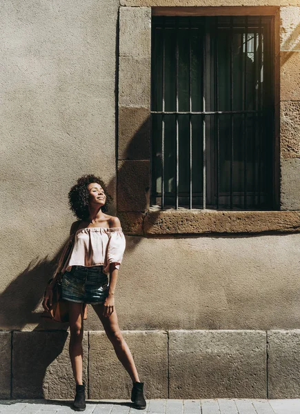 Glad Ung Kvinna Med Lockiga Afrohår Fånga Några Strålar Solen — Stockfoto