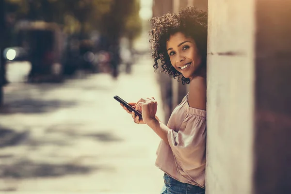 Una Joven Alegre Coqueta Pelo Rizado Biracial Mujer Aire Libre —  Fotos de Stock