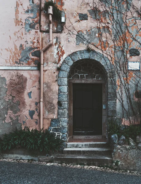 Uma Porta Metal Antigo Recesso Arco Pedra Parede Com Gesso — Fotografia de Stock