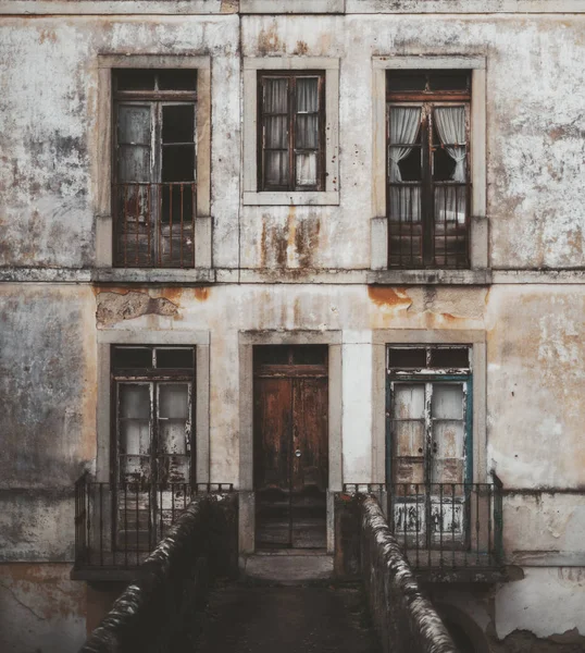 Uma Antiga Fachada Escura Edifício Antigo Sintra Portugal Com Porta — Fotografia de Stock