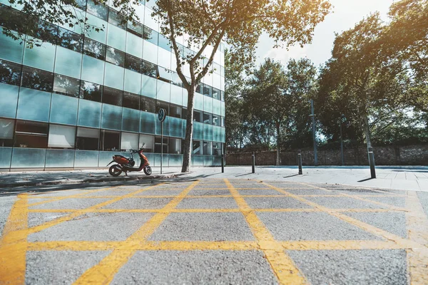 Amplia Vista Angular Área Vacía Frente Una Fachada Verde Azulado — Foto de Stock