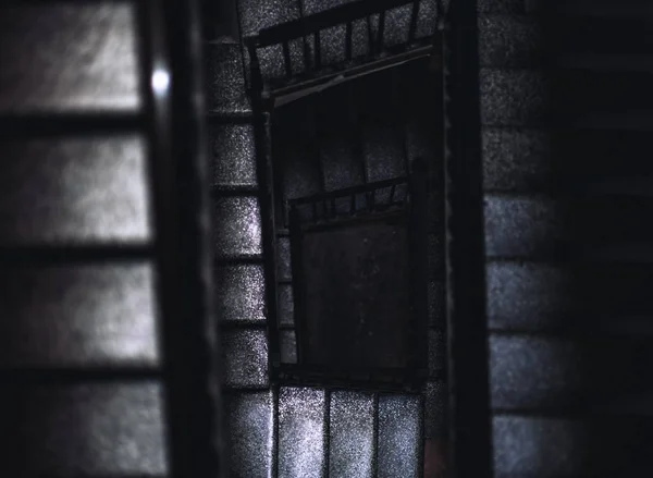 Вид Сверху Темную Длинную Лестницу Спускающуюся Спирали Старом Здании Деревянными — стоковое фото