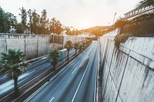 Uma Moderna Rodovia Urbana Recesso Cercada Por Enormes Muralhas Transformando — Fotografia de Stock