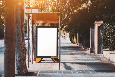 Kentsel otobüs durağı yakınında poster tutucu içinde olan yol; Dikey boş reklam afiş mock-up kaldırımda; beyaz boş bilgi billboard bir toplu taşıma durağı İspanya içinde