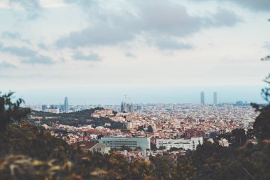 Barcelona, İspanya bir günbatımı güzel sahne: cityscape Sagrada Familia ve ünlü binaları, farklı bölgelerinden ve evler, Denize mesafe, tepeler ve yeşillik ile